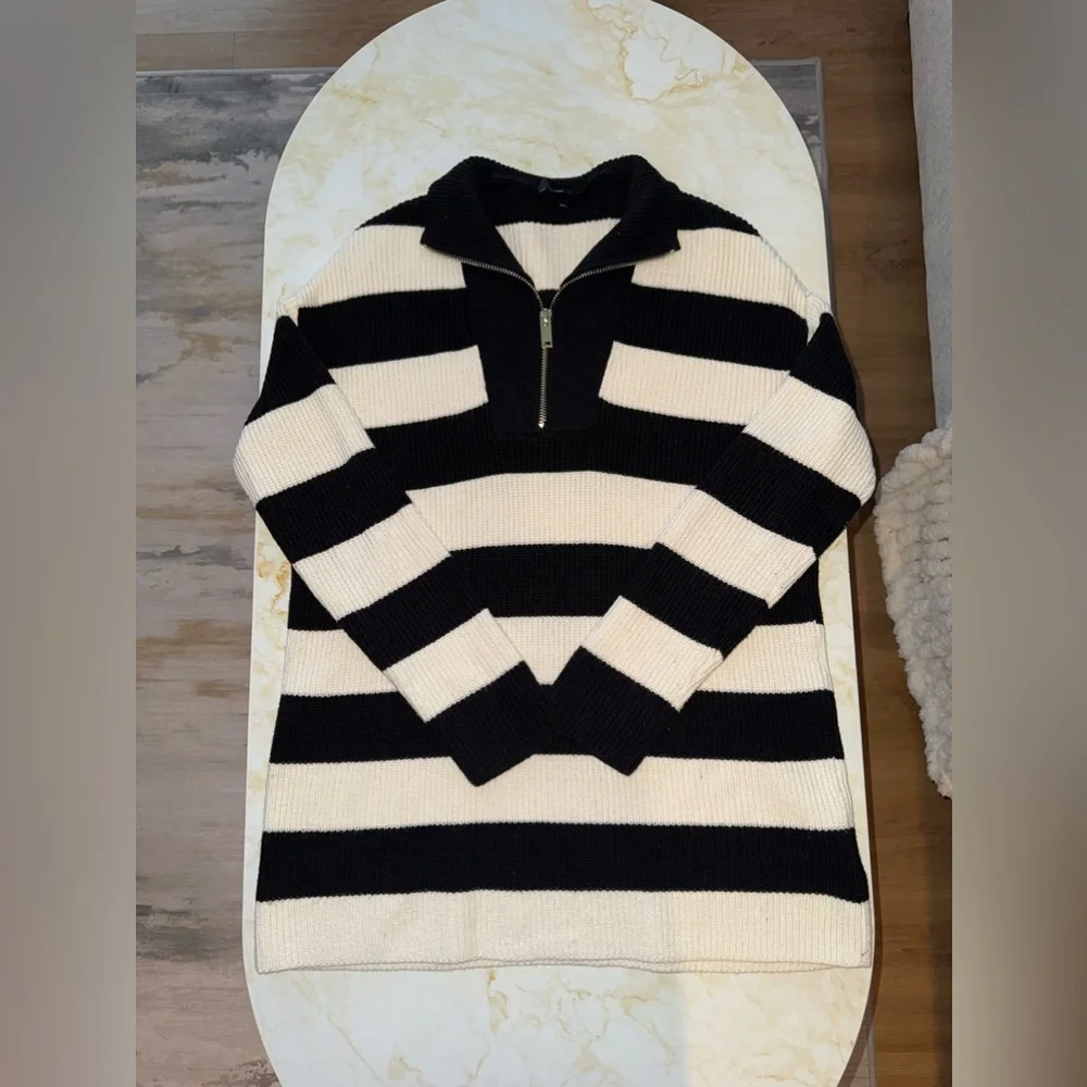 🏷️ 🛍️ NWOT Express Black & White Striped Ribbed 1/4 Zip Knit Sweater 🏷️ 🛍️ - Picture 2 of 8